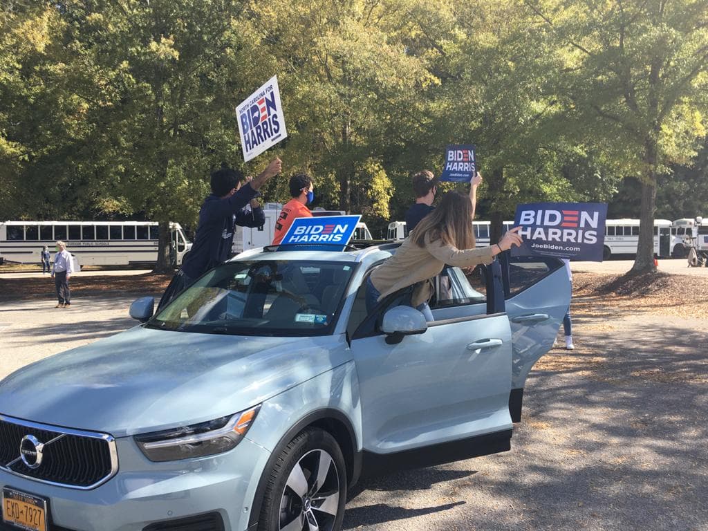 Biden insistió que de ganar las elecciones, su administración no toleraría la 'supremacía blanca', además de comprometerse a gobernar para todos los habitantes de Estados Unidos, sin distinción política, racial o religiosa.