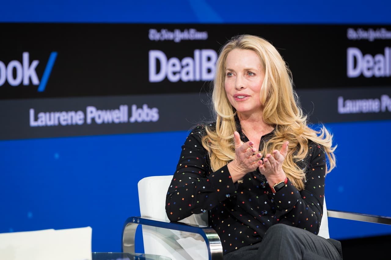 <b>Laurene Powell Jobs tiene una fortuna de $12.6 mil millones.</b> Heredó miles de millones de dólares en acciones de Apple y Disney de su difunto esposo, quien murió en 2011.