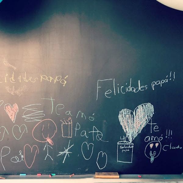 En el pizarrón le dedicaron algunos mensajes para felicitarlo: "Te amo papá", "¡¡Felicidades papá!!".