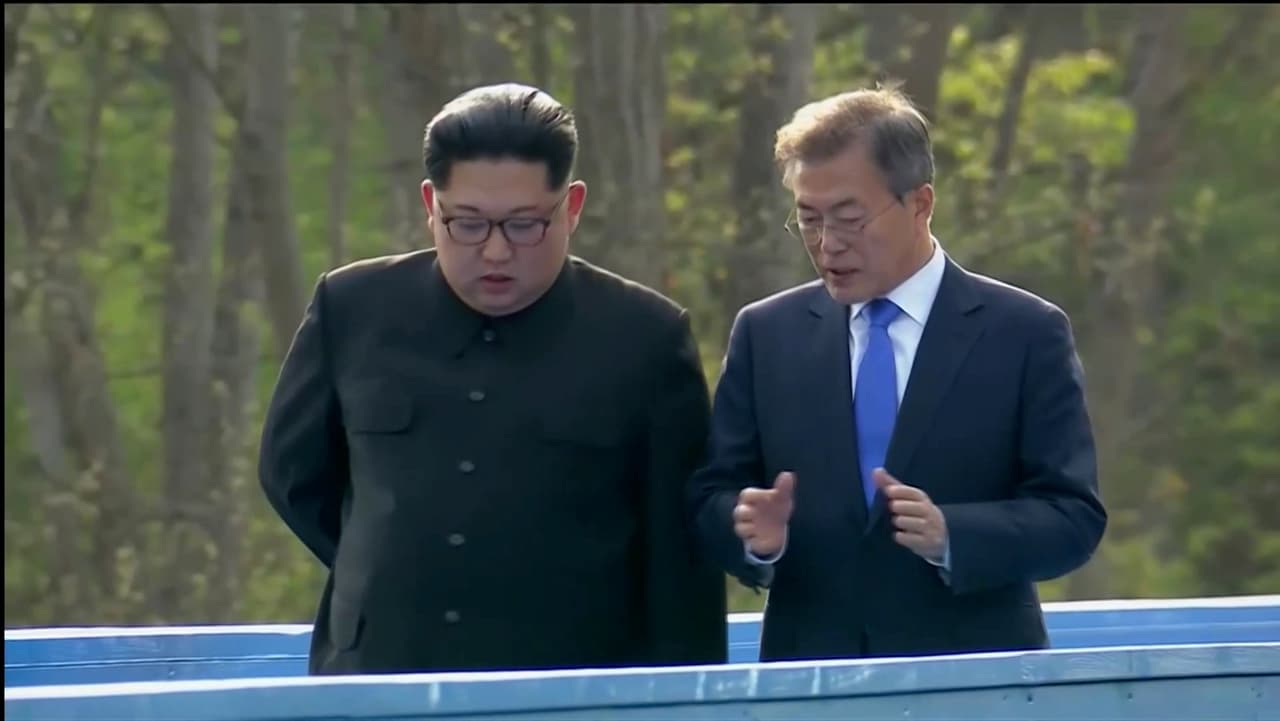 Por la tarde, Kim y Moon han dado un paseo privado, por los jardines de la Casa de la Paz donde se lleva a cabo la histórica cumbre.