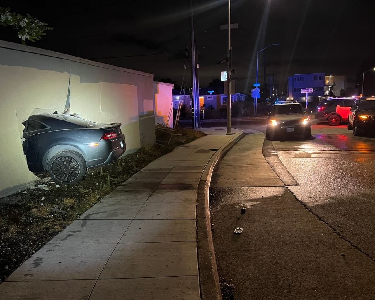 En fotos distribuidas por SMPD se observa al Camaro con la mitad de la carrocería dentro del estacionamiento y la otra mitad hacia la calle y con las llantas traseras al aire.
<br>