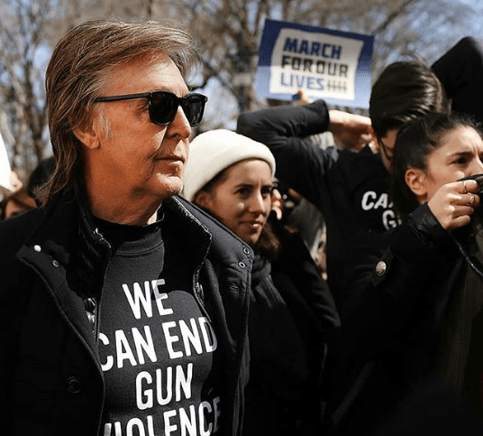 Sir Paul McCartney, el exBeatle, que tiene una hija adolescente de su segundo matrimonio, participó en la marcha realizada en Nueva York.