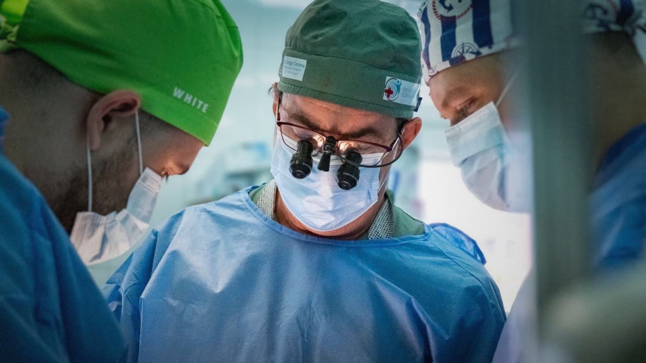 De Dallas a Kyiv: un cirujano mexicano opera heridos de guerra en Ucrania