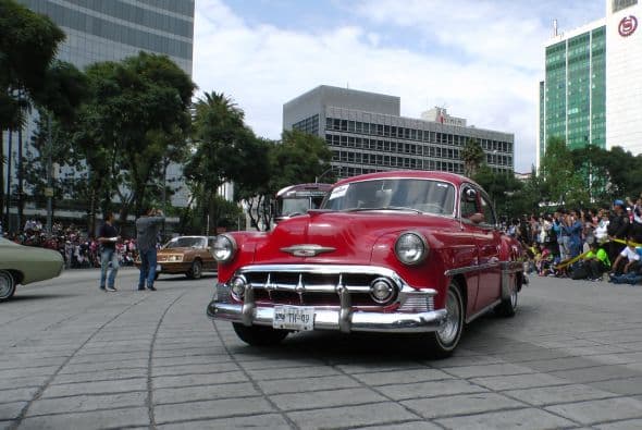 Casi dos mil vehículos clásicos desfilaron por las calles de la Ciudad de México para romper el Récord Guinness de más autos de este tipo en movimiento. Transitaron mil 721 autos, lo que superó la marca de Holanda, cuyo récord era de 948 vehículos. De acuerdo con las autoridades, el paso de estos autos clásicos fue visto por 250 mil asistentes. Circularon autos Datsun 1300, Jaguares, MG 59, Chevrolet apache, Alfa Romeo, Mercury, Porche, entre otros, que atrajeron la atención de capitalinos y visitantes. El paso de los vehículos fue interrumpido por el calentamiento de algunos que se quedaron en el camino y provocaron “cuellos de botella”; sin embargo, los organizadores confiaron en que los vehículos llegarían a la meta.