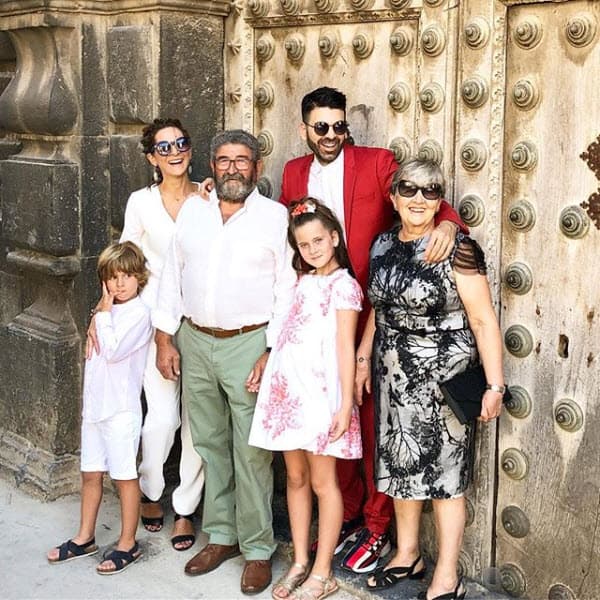 Aquí lo vemos con su familia en Igea, el pueblo donde Jomari creció.