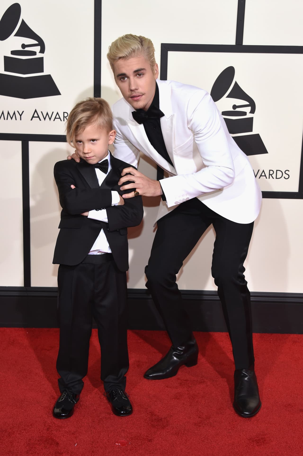 Los expertos en tendencias aseguran que el Siglo XXI será el tiempo de empoderamiento estilístico de los hombres. Esa realidad no parece estar lejos. Justin Bieber no solo apareció en los Grammy impecablemente vestido con un tuxedo de Saint Laurent sino que además apostó por la tendencia del momento: llevar un blazer blanco, el color de la temporada. Su hermanito, Jaxon Bieber le llevó la contraria en los colores.