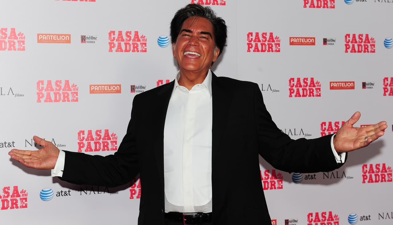 'El Puma' carismático como siempre, acapara la atención de las cámaras.