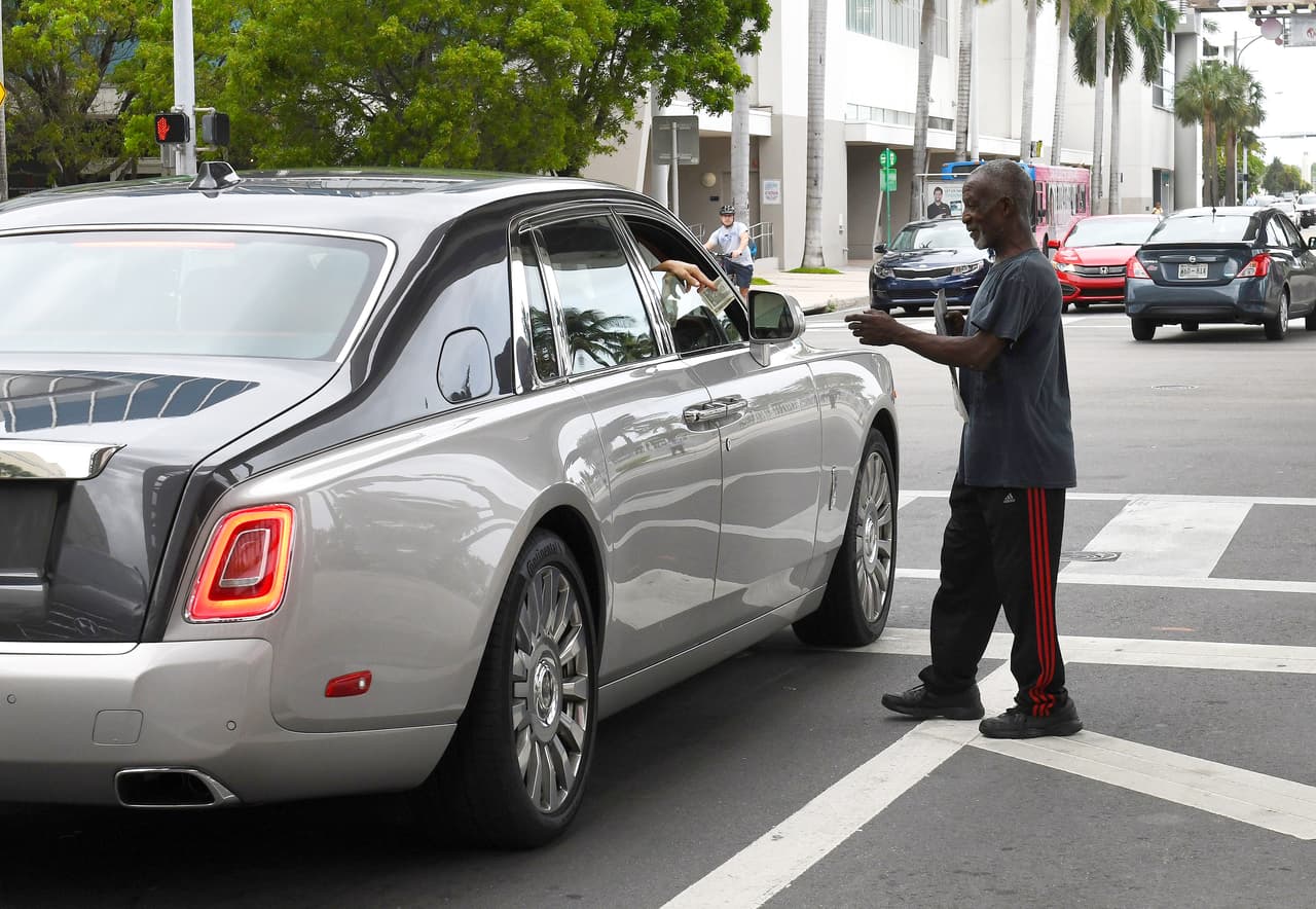 Lo que llamó la atención fue el intercambio que tuvo con un desamparado que pedía carros prestados muy cerca de la hospedería.