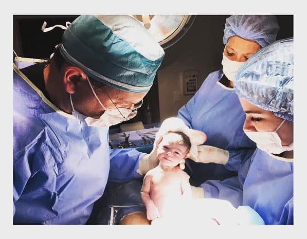 Con esta imagen 
<a href="http://www.univision.com/programas/novelas/zuria-vega-enamorada-de-su-pequena-lua-fotos">Zuria presentó a su bebita</a> el 11 de enero: "Mi regalo de cumpleaños , MI REGALO de la vida !. Te amo hija hermosa ! Te amo @el_guerra Foto by su papá 😍".