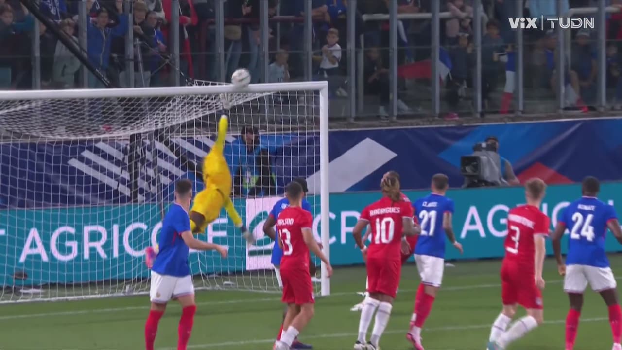 ¡Poste! Mahmutović remata y pone el balón en el travesaño