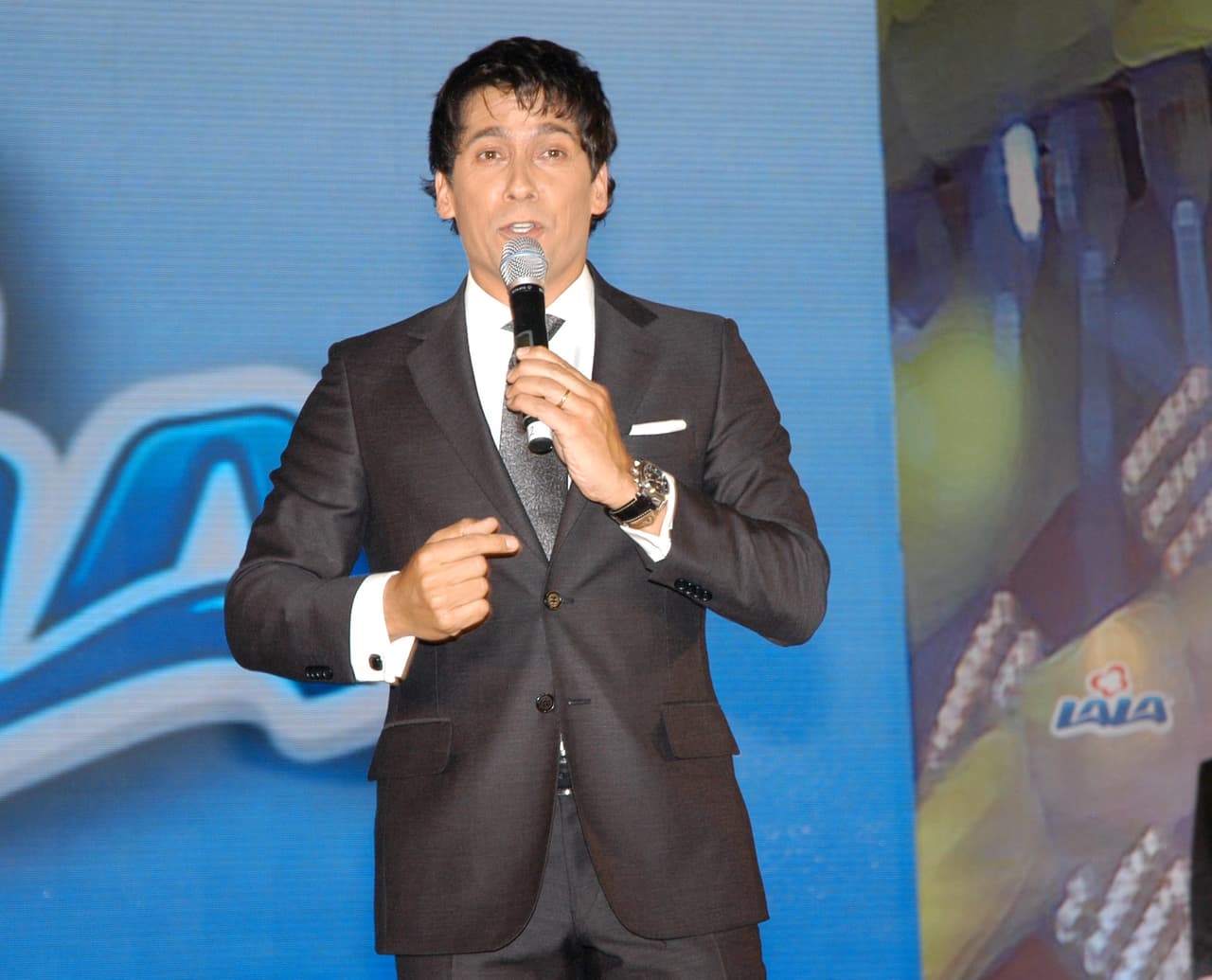 Rafael nació el 18 de septiembre de 1969. Después de estudiar periodismo, inició su carrera como reportero, en la que surgió la oportunidad de trabajar como conductor.