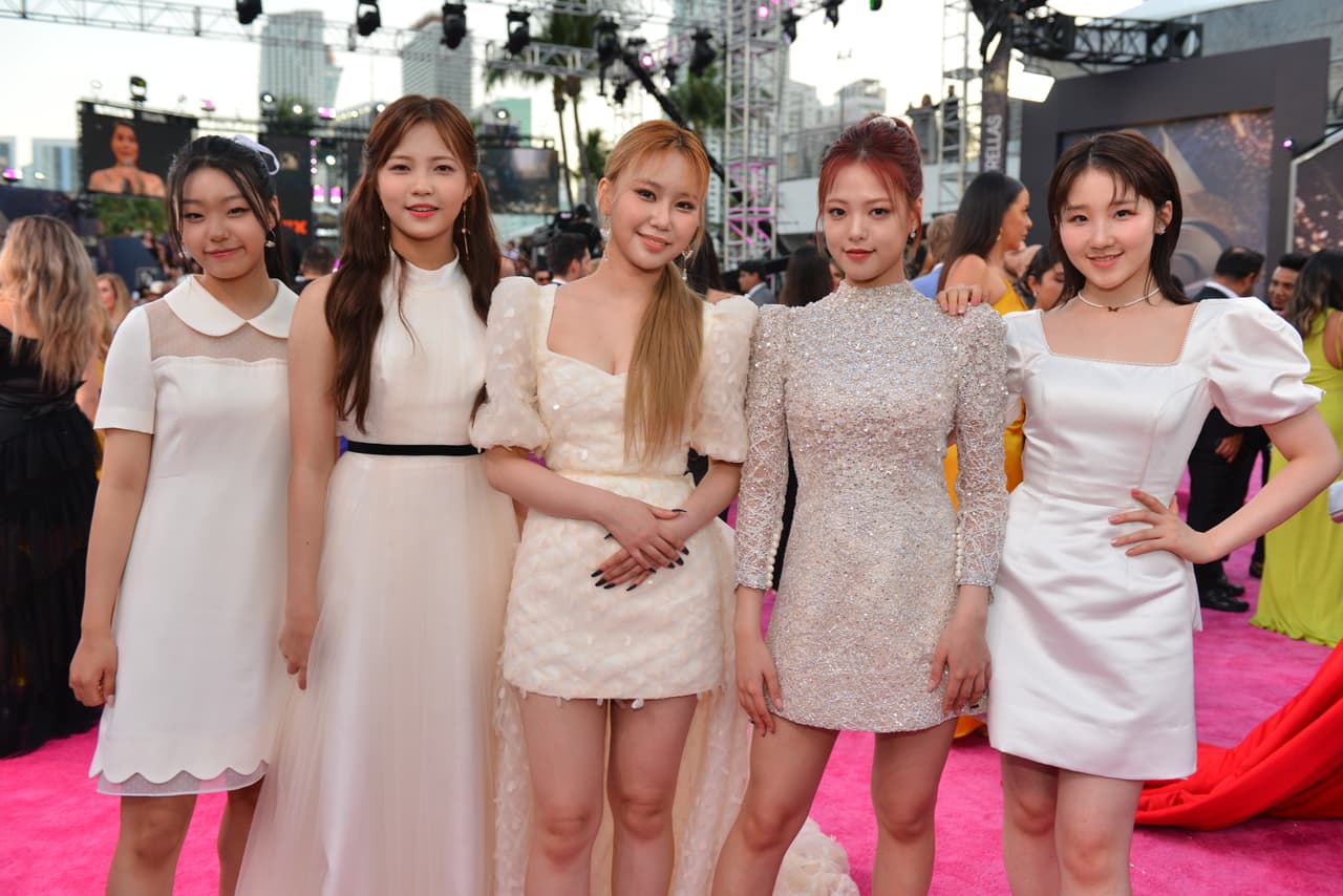 El grupo surcoreano, 
<b>Lapillus</b>, también desfiló por alfombra magenta.