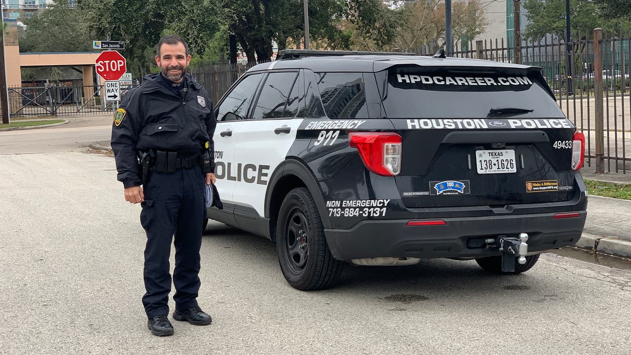 Las autoridades siempre recomiendan quedarte en casa en estas condiciones del tiempo, pero si tienes la necesidad de salir, informa a las personas sobre la ruta prevista, el destino y la hora estimada de llegada.