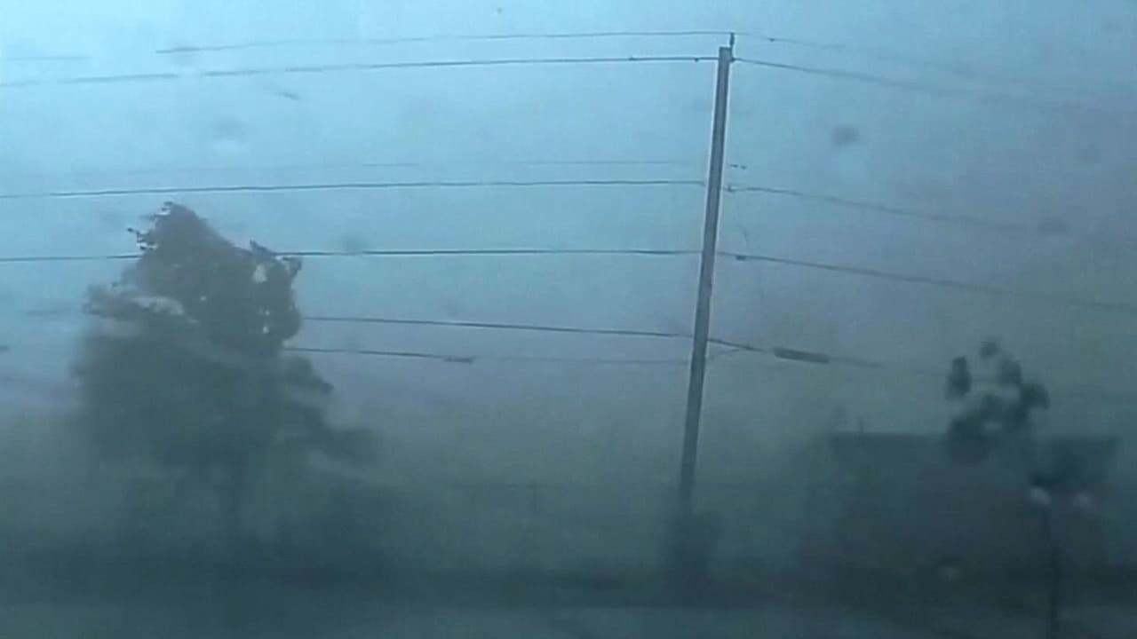 Cámara de patrulla capta el momento en que un policía sobrevive a un tornado EF3 en Wisconsin