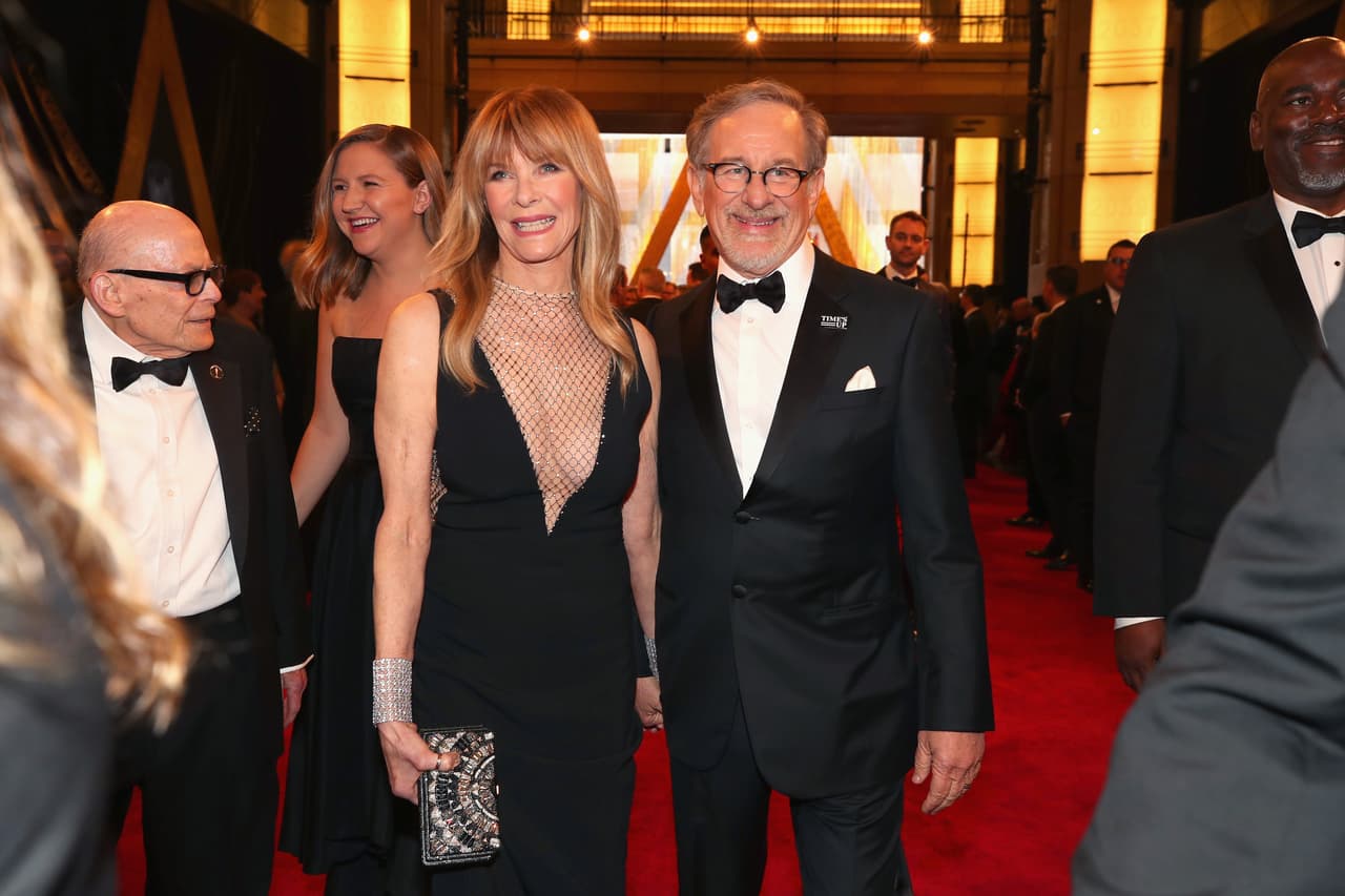 El director de cine, productor y guionista Steven Spielberg y su esposa, la actriz Kate Capshaw, también hicieron una donación de fondos a la organización de la #MarchforourLives. "Kate y yo aplaudimos sus esfuerzos por tomar una posición en beneficio de esta y las generaciones futuras. Son una inspiración para todos nosotros y nos estamos uniendo a este movimiento con una donación de 500,000 dólares", dijo la pareja en un comunicado.