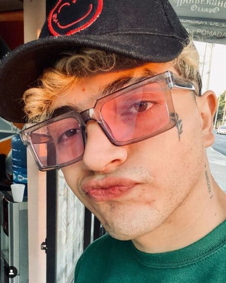 Además, lanzó su propia marca de ropa inspirada en el estilo 'streetwear' a la que llamó Fe by Freddy Leyva, su sello distintivo es una carita feliz con una flor en la mejilla (en alusión a su tatuaje).