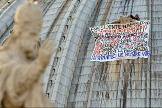 El empresario italiano Marcello di Finizio, encaramado a la cúpula de San Pedro del Vaticano, sobre una de las claraboyas.