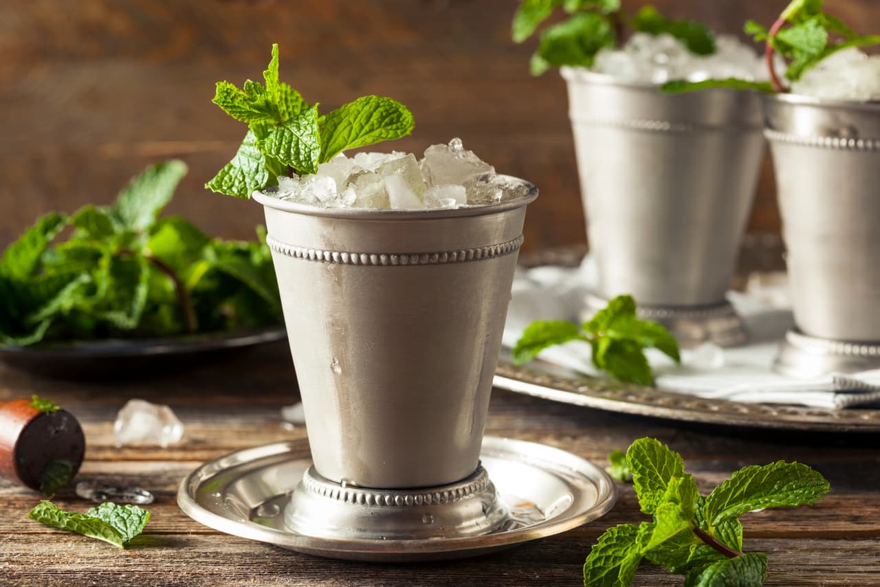 Mint Julep con champaña: aunque muchos consideran que la champaña no está para mezclarla con nada este trago puede probar que están equivocados. Sólo necesitas agregar en un vaso ancho (o en un Mason Jar) un cubo de azúcar, un par de hielos, champaña fría (lentamente y revolver), más hielos y unas hojitas de menta. Un toque de bourbon es agradecido pero opcional.
