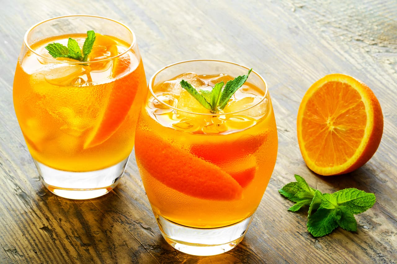 Aperol Spritz: este es un trago clásico y ridículamente sencillo (hay que darle gracias a los italianos por eso) Para prepararlo hay un receta básica: usa tres partes de vino espumoso, dos de Aperol y una parte de agua mineralizada. Si quieres darle un toque personal puedes decorar con la piel de una naranja o un gajo de manzana. Este trago es un aperitivo para hacer las tardes de verano más duraderas.