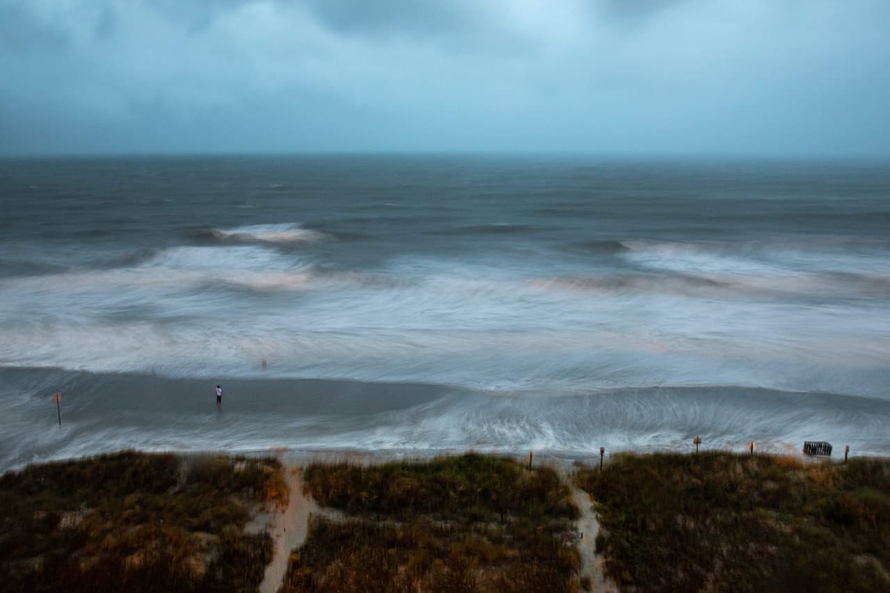El servicio meteorológico también dijo en su aviso a las 4 am que las amenazas de tornados comenzaban a extenderse al sureste del estado. (North Myrtle Beach, SC)