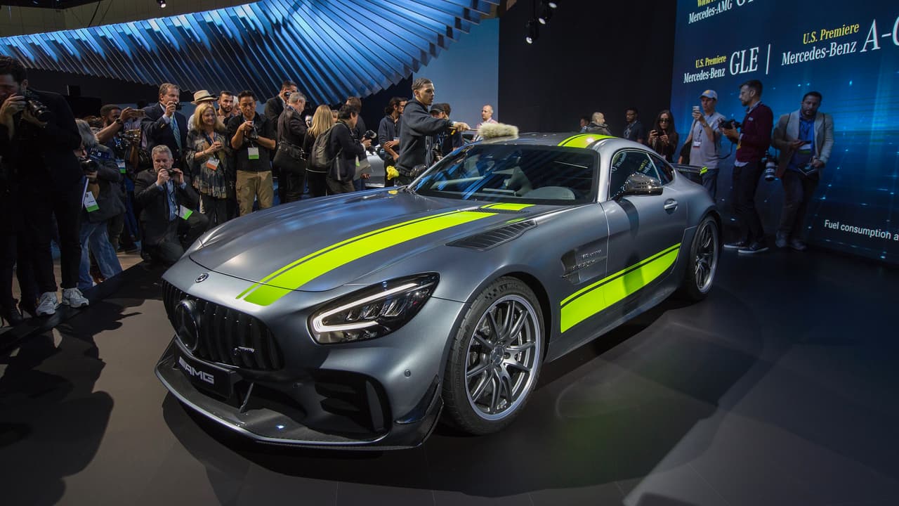 La gran noticia sin embargo es la adición de una nueva versión llamada 
<b>Mercedes-AMG GT R Pro 2020</b>, vehículo de competencia, más ligero y más rápido que el GT R regular, a pesar de estar motorizado por el mismo V8 doble turbo de 4.0 litros de desplazamiento con 590 caballos de fuerza que encontramos bajo el capó del GT R. El precio de la gracia, sin opciones, es de 
<b>145,000 dólares</b> nada más.