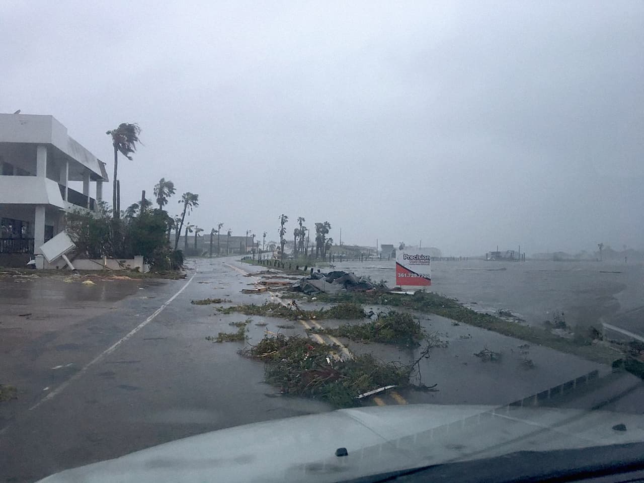 "Estamos atrapados en la ciudad de Rockport todos los caminos están bloqueados debido a la alta agua y los escombros", escribió el cazador de huracanes junto a esta fotografía.
