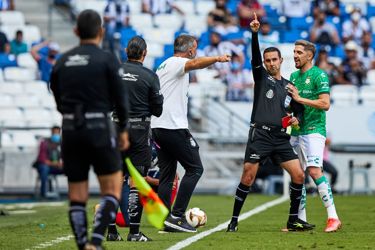 Cesar Arturo Ramos expulsó a uno de los auxiliares de Guillermo Almada por sus reclamos.