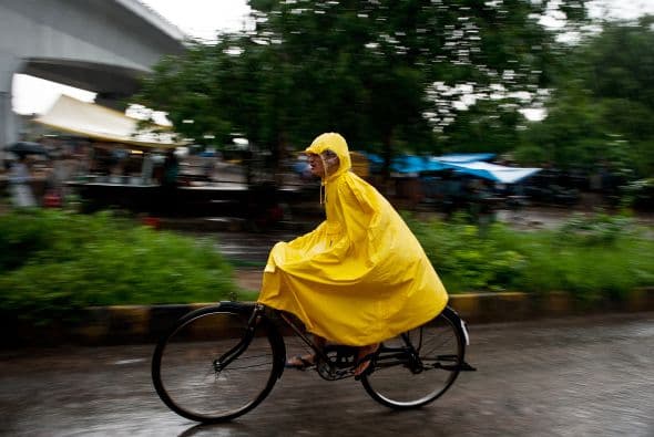 "Todo esto es una locura", dijo por su parte Mark Van Stone, profesor experto en la cultura maya del colegio Southwestern en Chula Vista en California. A pesar de las declaraciones de los estudiosos de la cultura maya, muchos prefieren prepararse y comprar artículos como impermeables para protección.