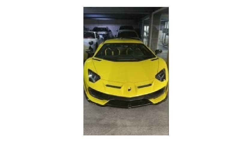 En el segundo domicilio de la misma colonia Universidad, se aseguraron 
<b>1,500 envoltorios con sustancia sólida y cristalina al parecer metanfetamina, cuatro vehículos y equipos electrónicos</b>. En el tercer inmueble se aseguraron 500 envoltorios azules con sustancia sólida y cristalina al parecer metanfetamina, un arma de fuego larga, tres cargadores, 27 cartuchos, siete vehículos y equipos electrónicos.