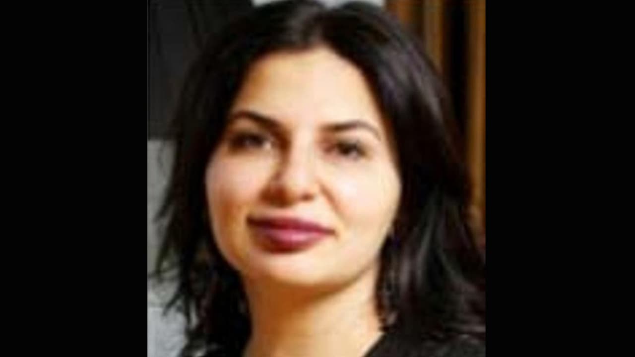 <h3 class="cms-H3-H3">Ruja P. Ignatova </h3>
<br>
<br>Ruja Ignatova, alias 
<b>'Cryptoqueen'</b>, es una megaestafadora búlgara que creó la empresa OneCoin Ltd., que supuestamente comercializaba una criptomoneda del mismo nombre. 
<br>
<br>Ignatova dio charlas y conferencias en varias partes del mundo promocionando su criptomoneda, que llegó a decir que sobrepasaría al 'Bitcoin', creando grandes espectativas entre inversores de todo el mundo, que transfirieron importantes sumas de fondos de inversión a cuentas de OneCoin para comprar paquetes de la presunta criptomoneda. "A lo largo del esquema, 
<b>se cree que OneCoin estafó a las víctimas más de $ 4,000 millones"</b>, alega el FBI.
<br>
<br>Ruja Ignatova se desempeñó como líder principal de OneCoin hasta octubre de 2017, cuando desapareció. El 12 de octubre de 2017, Ignatova fue acusada en el Tribunal del Distrito Sur de Nueva York, en Estados Unidos, y se emitió una orden federal para su arresto. Está acusada formalmente de fraude electrónico, conspiración para comter fraude electrónico, lavado de dinero y conspiración para cometer lavado de dinero; fraude de valores y conspiración para realizar fraude de valores. 
<br>
<br>
<b>El FBI la añadió este jueves 30 de junio</b> a su lista de los más 10 más buscados, después de que este año fuera añadida a la lista de los más buscados de Europol. La agencia federal ofrece una recompensa de hasta $100,000 por información que conduzca a su arresto y han advertido que la mujer podría haberse realizado algún tipo de cirugía plástica y haber alterado su aspecto y que puede viajar con personas armadas.