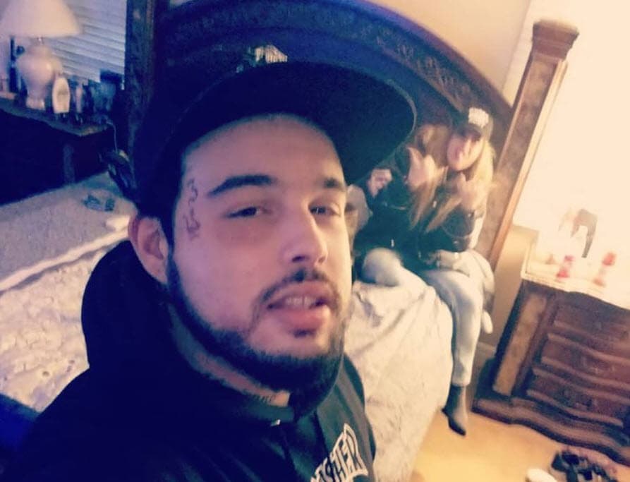 Se trataba de un tatuaje al costado derecho de su cara, a la altura de la ceja. 
<br>