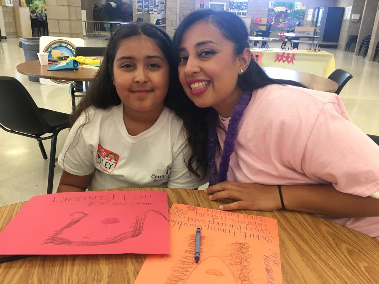 Niños y niñas de California comparten con sus madres prisioneras en campamento de verano