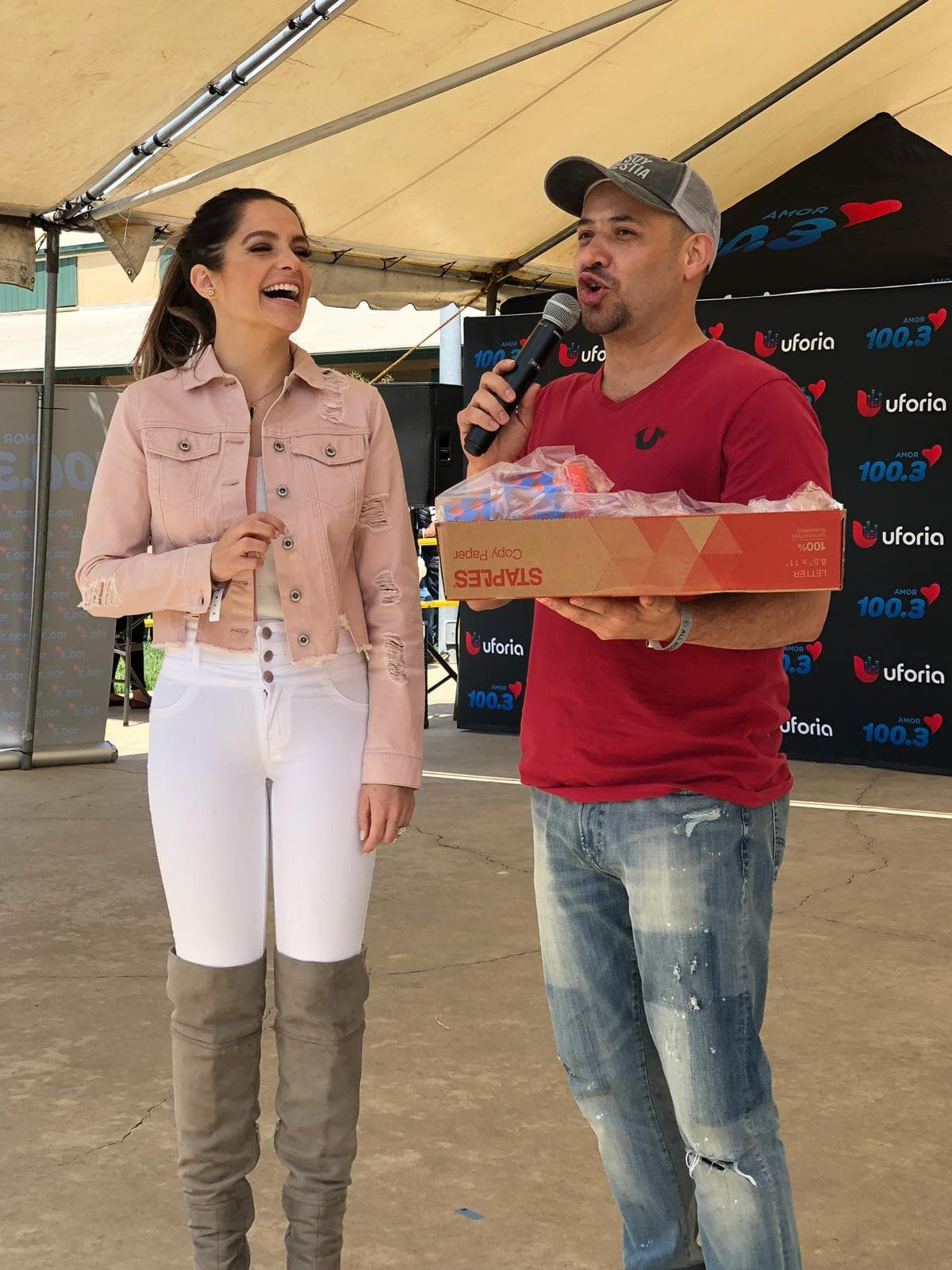 Los locutores tuvieron la oportunidad de brindarle regalos a sus radioescuchas más fieles. 
<br>