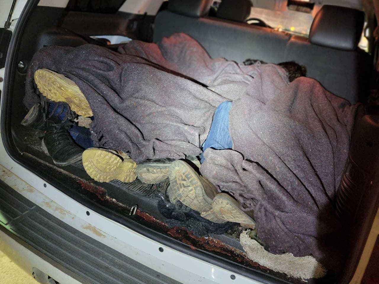 Se necesita más que una placa de licencia falsa del DHS para engañar a los agentes. Los agentes de la estación de Tucson en el punto de control en Amado, detuvieron un vehículo clonado del DHS y encontraron a 10 inmigrantes escondidos dentro del vehículo.