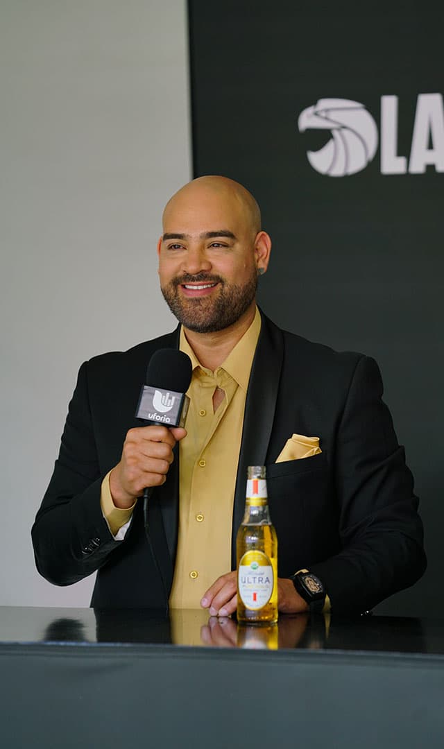 Mientras que El Pelón, siempre muy elegante y alegre por hacer lo que más le gusta.