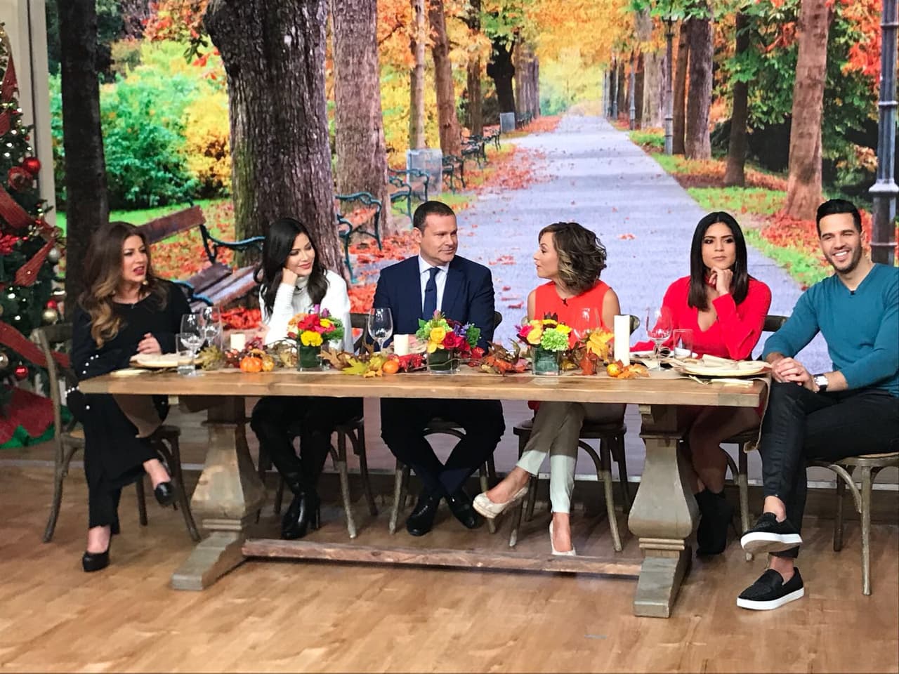 Uno por uno, conductores, reporteros e invitados fueron expresando los motivos por los que este año dan gracias.