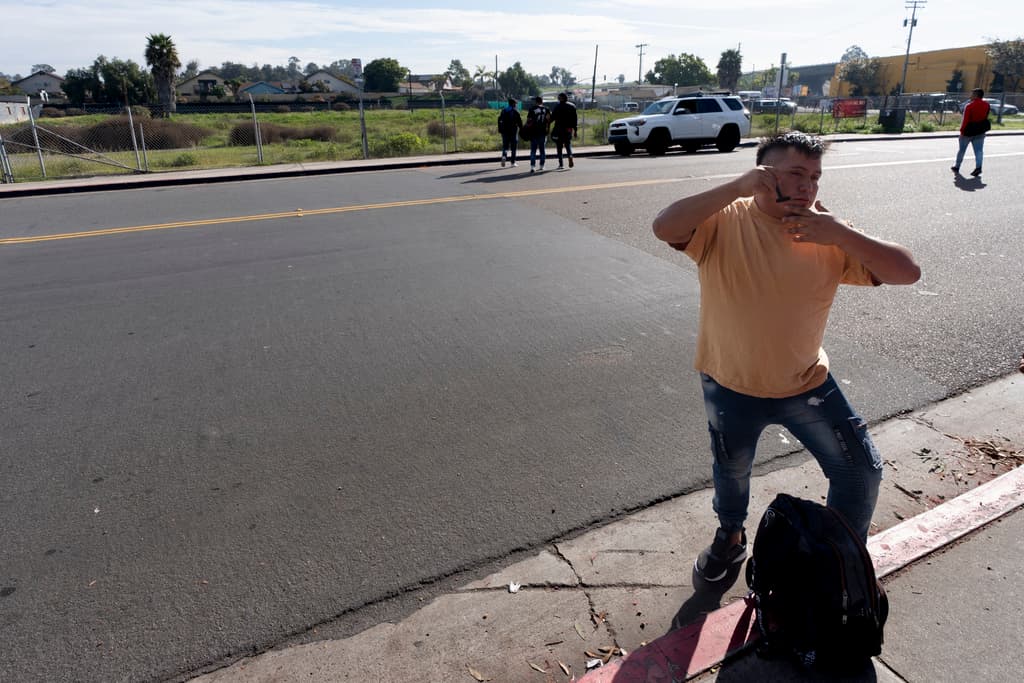 Otros, como captó esta imagen, aprovecharon para afeitarse mientras coordinaban sus planes en suelo estadounidense.
