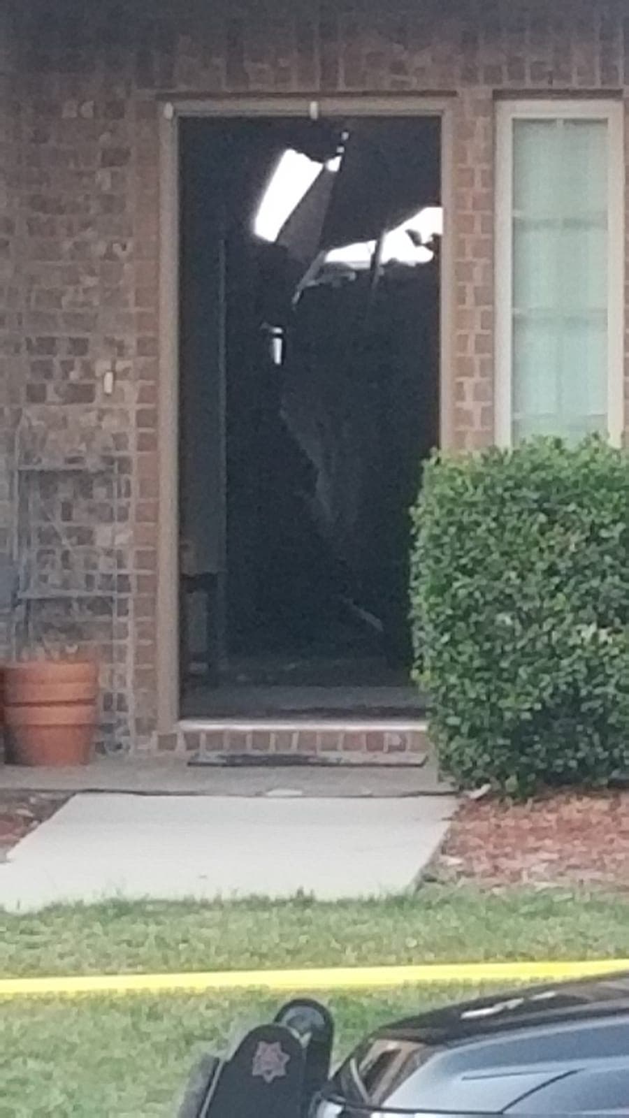 Aquí se puede ver una de las alas de la avioneta dentro de la casa.