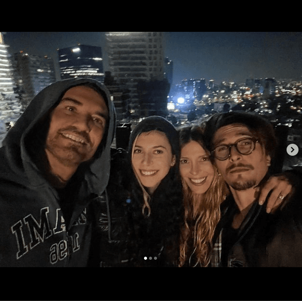 <b>Diego Olivera </b>
<br>El villano Augusto Ruíz es, fuera de la pantalla, un amoroso hombre con su esposa, la también actriz Mónica Ayos y a cada oportunidad, le dedica tiernos mensajes.