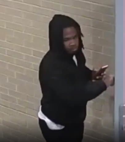 Los hechos ocurrieron entre el 15 y el 18 de mayo. Algunas de las víctimas lograron escapar ilesas. Durante otros incidentes, la policía dice que el sospechoso se aprovechó de sus víctimas y las agredió sexualmente antes de escapar.