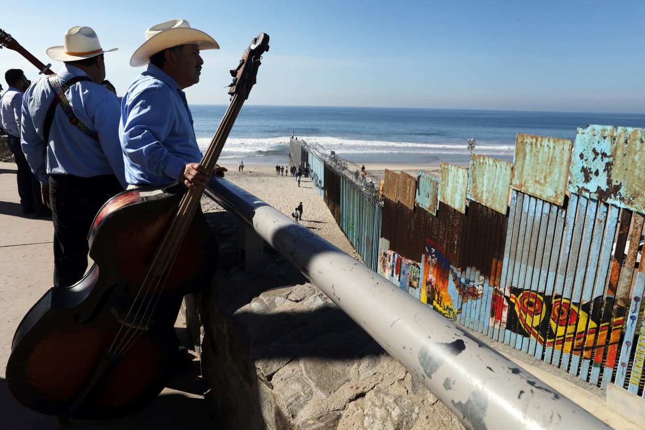 Un grupo de músicos mexicanos se acercó al parque de la Amistad en el momento que las autoridades de EEUU reforzaron la valla fronteriza.