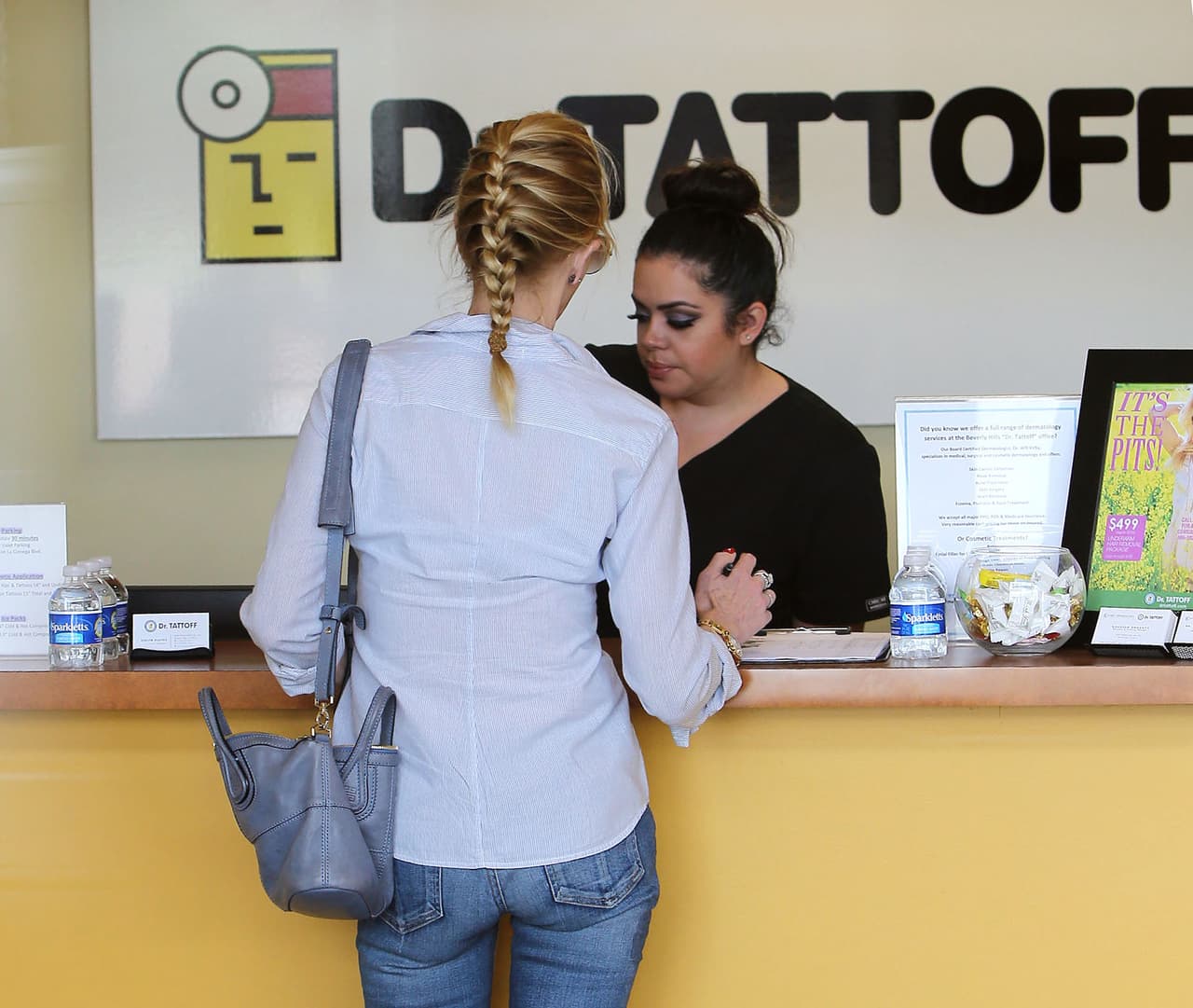 Meses atrás los paparazzi captaron a la actriz cuando iniciaba su tratamiento para remover el tatuaje de su brazo.