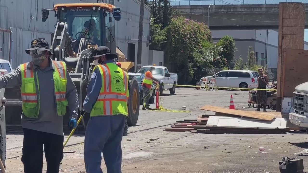 Por tercer día consecutivo se realizan labores de limpieza en un campamento de desamparados en la Calle Wood. Según autoridades, se construirán viviendas asequibles, una clínica comunitaria y un estacionamiento de casas rodantes.