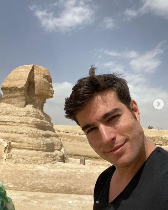 Algunas fans le hicieron saber que sí estaban "celosas" y unas más desearon ser la imponente escultura para conseguir un beso del actor. 
<br>