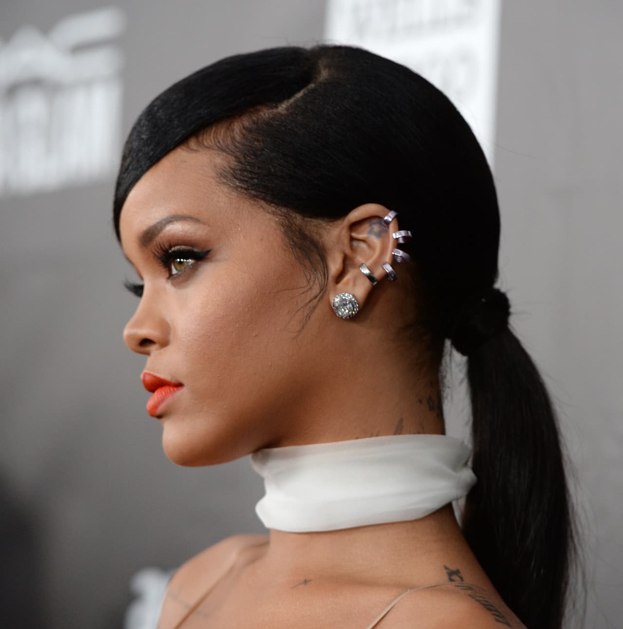 Rihanna puede lucir perfectamente los accesorios que lleva con esta coleta baja.