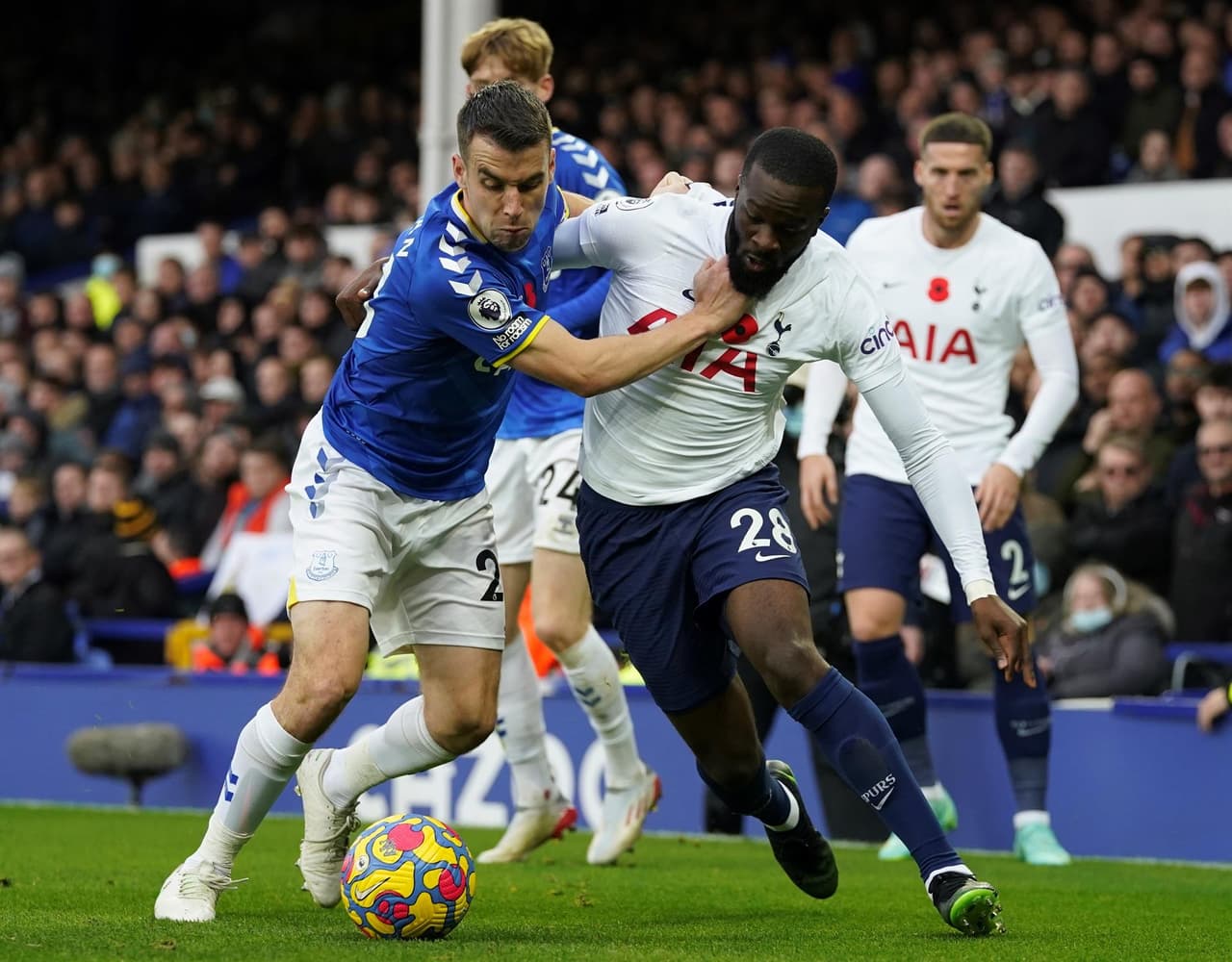 Tottenham empató 0-0 en el debut de Antonio Conte con los Spurs.Hubo un duelo entre Cuti Romero y Richarlison quienes fueron amonestados por un cruce a los 68', durante la fecha 11 en la Premier League.