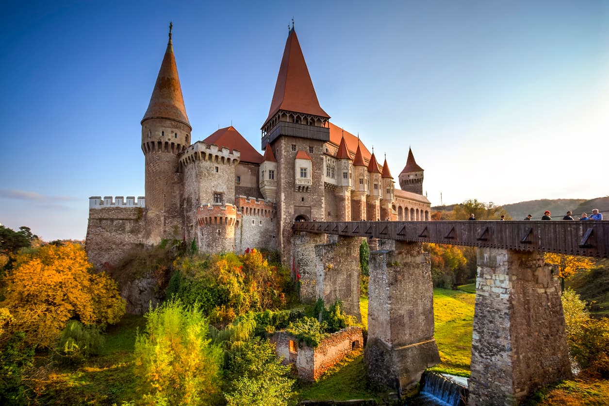 <b>Castillo Corvin, Rumania. </b>
<a href="http://www.castelulcorvinilor.ro/scurta-istorie/" target="_blank">Es un castillo gótico situado en Hunedoara, Transylvania</a>. Comenzó a levantarse en el siglo XV como fortificación y se le fueron agregando torres y puentes sostenidos por pilares de piedra. La primera etapa de construcción del castillo termina antes de 1446, cuando Ioan de Hunedoara se convirtió en gobernador del Reino de Hungría. Tiene muros de piedra labrada, altas torres y tejados de pizarra roja y es señalado como uno de los más grandes de Europa.
<br>