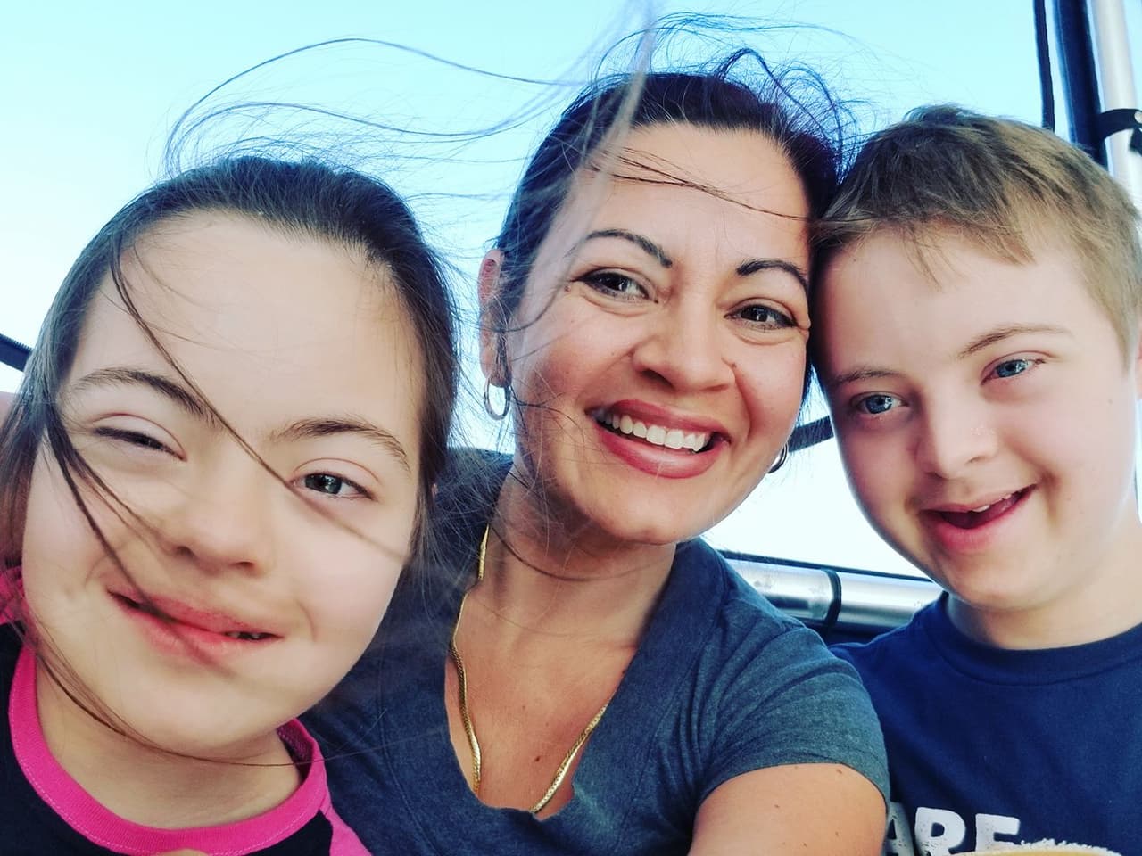 Eliana Tardío es
<b>madre de dos niños con síndrome de Down</b> y sentía que en su país, Bolivia, no había un futuro para ellos. Decidió emigrar a Estados Unidos y, después de 10 años de trabajo como mesera, doméstica o cocinera,
<a href="http://http://www.univision.com/estilo-de-vida/trending/emigre-porque-estaba-desesperada-por-cambiar-el-futuro-de-mi-hijo-la-historia-de-una-mama-de-dos-ninos-con-sindrome-de-down">logró la ciudadanía estadounidense</a>. Hoy es Directora del Departamento de Diversidad de
<a href="http://npen.org/">Parenting Education Network</a> y
<a href="https://www.facebook.com/ELIANATARDIOH">en sus redes sociales</a> comparte sus experiencia para ayudar a otras familias: "Tenemos la tendencia a quejarnos de todo lo que nos falta y no nos damos cuenta que el verdadero cambio solo llegará cuando como padres nos neguemos a aceptar los límites que otros quieren imponer a nuestros hijos”.