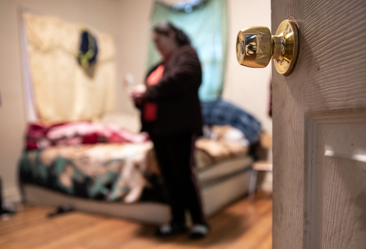 Hombres, mujeres y abuelos, todos han salido a las calles buscando ganarse la vida, honradamente y ahora tienen que afrontar la incertidumbre de ser blanco de maltratos y 
<a href="https://www.univision.com/local/los-angeles-kmex/anuncian-ayuda-para-victimas-de-violencia-domestica-en-los-angeles-durante-la-crisis-del-coronavirus-video">violencia</a> sin justificación.