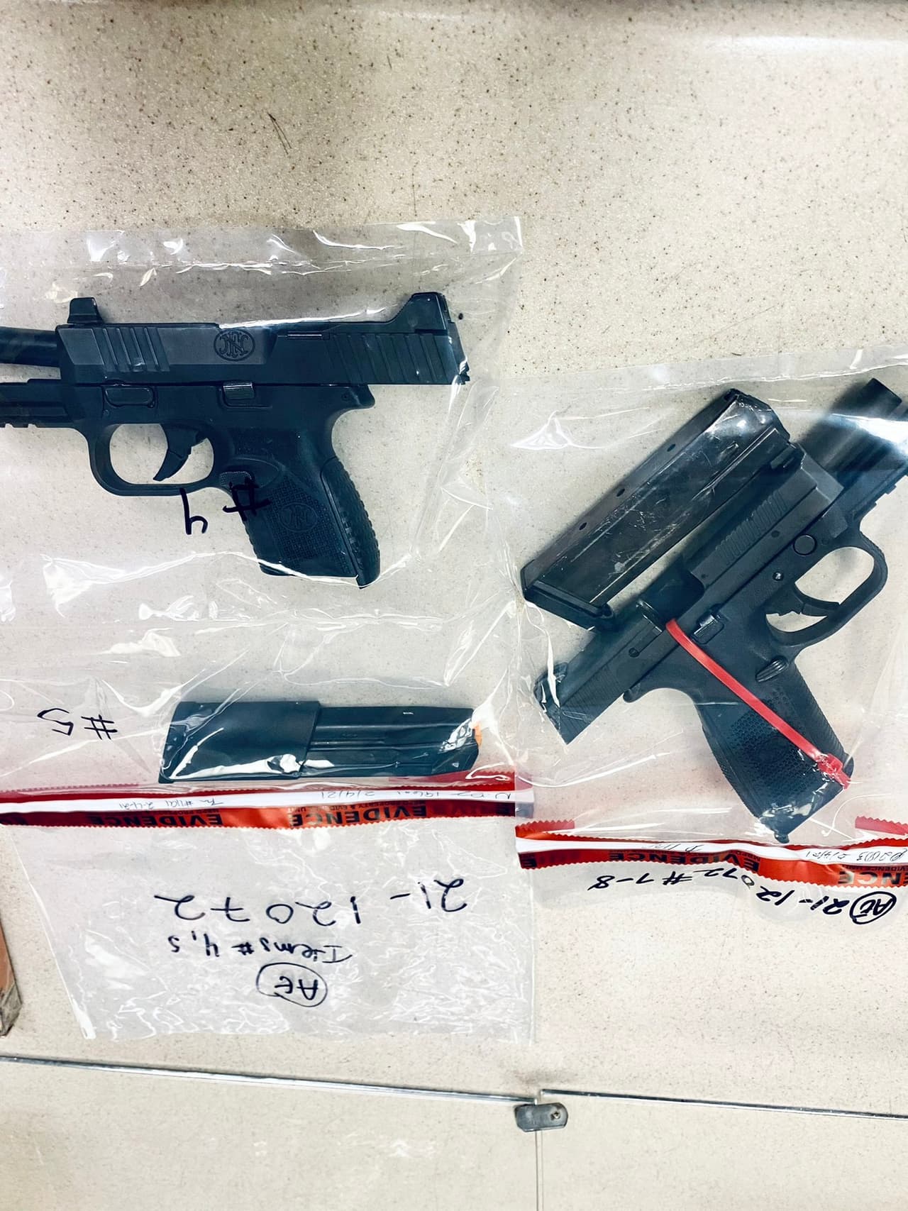 Estas son otras de las armas decomisadas. 
<br>